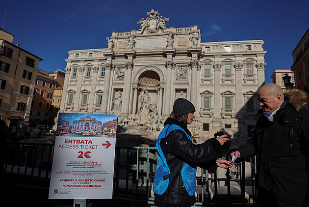 Je to historie, mělo by to být zdarma. Turisté si zvykají na zpoplatněnou fontánu