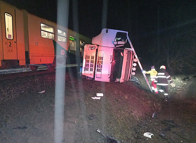 V Železnici se srazil vlak s náklaďákem. Minimálně tři lidé jsou zranění