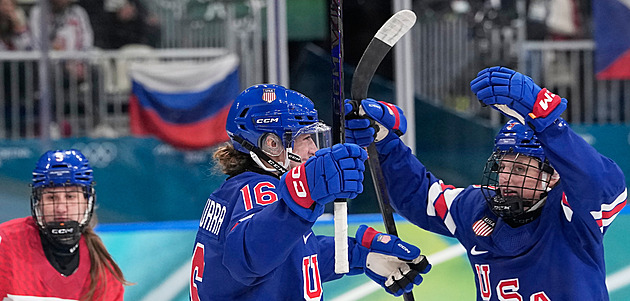 Ruská vlajka vedle českých hokejistek. Objevila se naproti viceprezidentovi USA