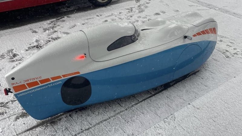 „Futuristické autíčko“ se prohánělo Ostravicí. Policisté kontrolovali unikátní velomobil