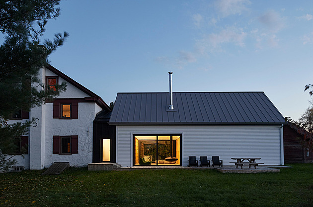 Dům starý 200 let prošel neuvěřitelnou proměnou. Nabízí i obří knihovnu