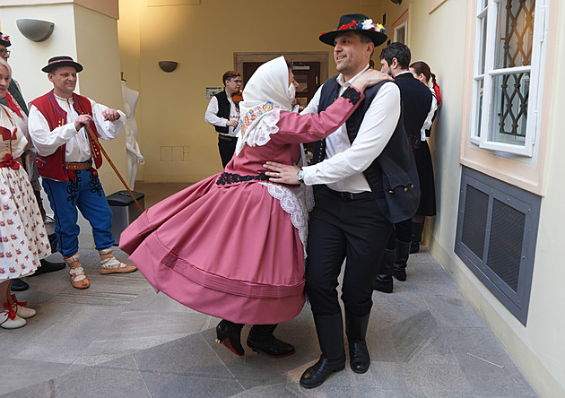 Poslanci dorazili v lidových krojích, pochod v nich se už stává tradicí