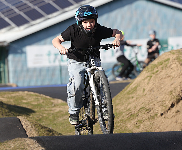 Cyklisté vystřídali vlaky. Novojičínský pumptrack má republikový unikát