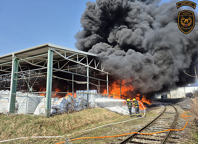 V Otrokovicích hoří sklad plastů. Hasiči evakuovali desítky lidí z areálu i okolí