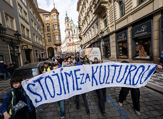 Oto, netúruj kultůru! Studenti protestovali proti Klempířovi a jeho škrtům v resortu