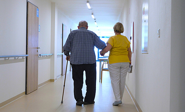 Senioři nemají kde stárnout, míst v domovech je málo. Někteří čekají i roky