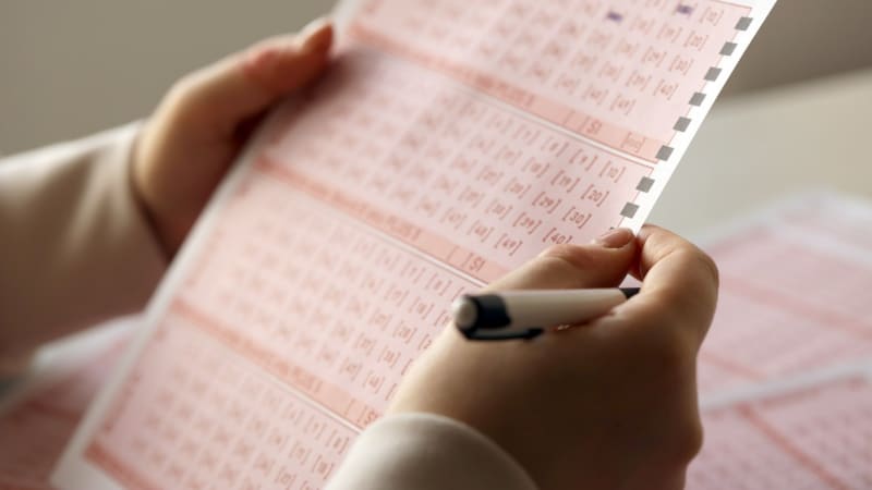 Miliony bez majitele: Zaměstnanci pumpy zatajili v Německu výherní tiket, sázkař má smůlu