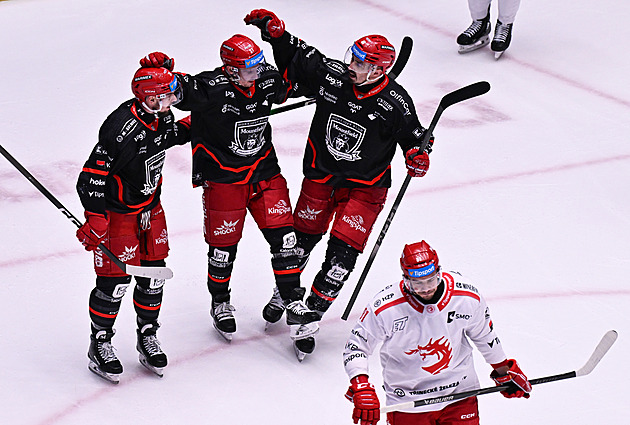 ONLINE: Liberec přehrál Vary. Třinec zásluhou Kovařčíka snižuje z přesilovky