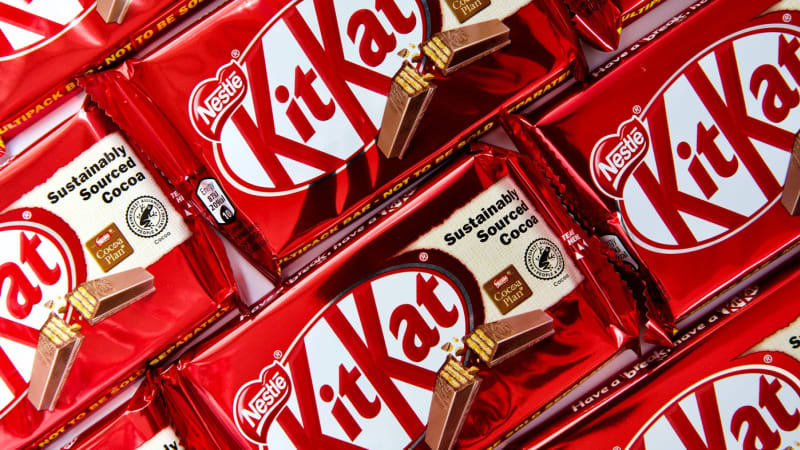 Velká čokoládová loupež: Zmizel kamion s 12 tunami tyčinek KitKat, namířeno měl přes Česko