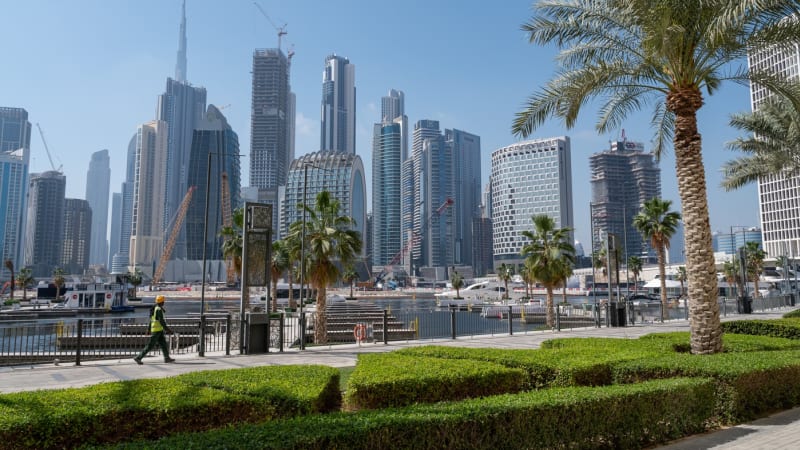 Nabízel dubajský luxus, deset lidí okradl o miliony. Přesto je podvodník stále na svobodě