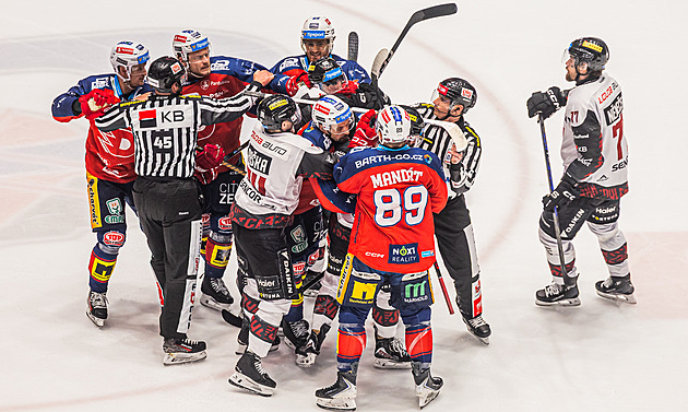 Sparta v Pardubicích srovnala sérii. Třinec předvedl s Vary skvělý obrat a odskočil