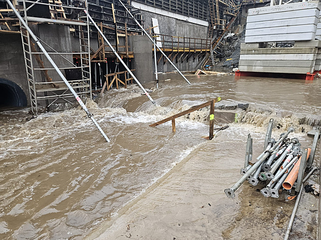 Voda napáchala na stavbě poldru u Kutřína škodu přes milion, dokončí ji včas