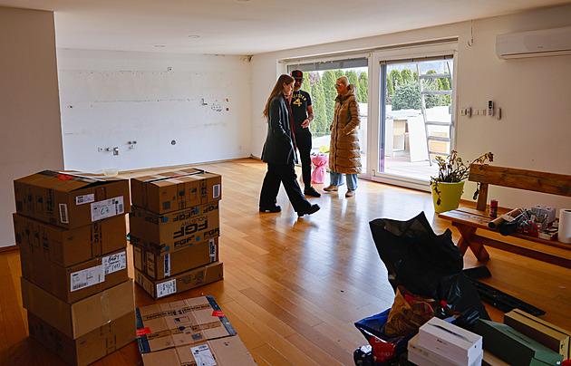 Účelová likvidace rodiny, tvrdí majitel o demolici černé stavby, již bránil na střeše