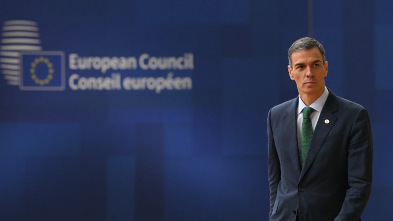 Spor s Trumpem mu zachraňuje politickou kariéru. Jak se Sánchez stal vzorem světové levice?