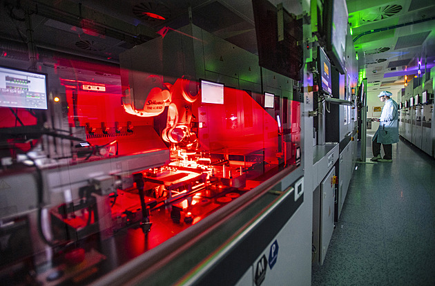 Fabrika, kde pracují roboti potmě, je i v Česku. V Rakovníku montují kamery aut