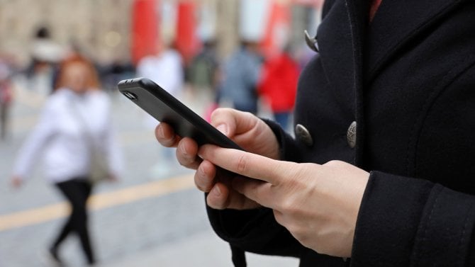 Volání a SMS jako doma. EU plánuje rozšířit roaming do šesti zemí Balkánu