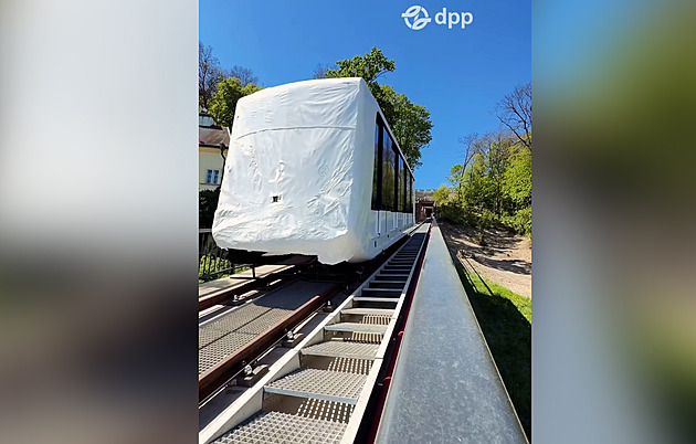 Lanovka na Petřín se při testech částečně odhalila, skrývá už jen to nejdůležitější