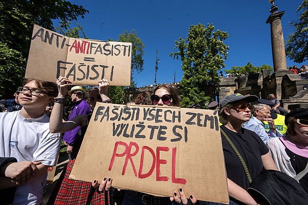 ONLINE: Komunisty i Paroubka vítala Internacionála. Prahou jdou antifašisté