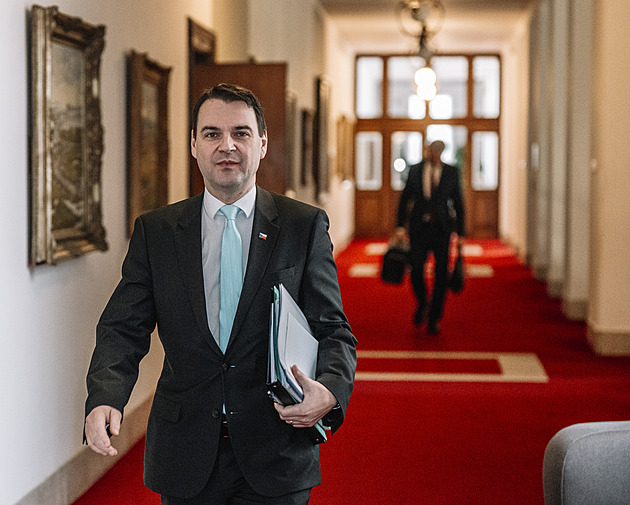 Summit není cvičení lampasáků, řekl Macinka. Nevyskakujte si, reagoval Vondra