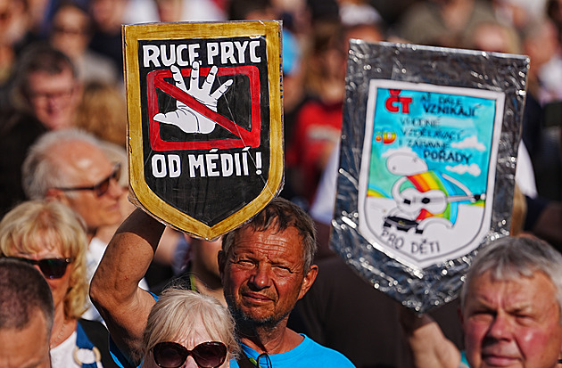 Kradou ČT! Ruce pryč! Kilometrový protest Milionu chvilek obsadil centrum Prahy