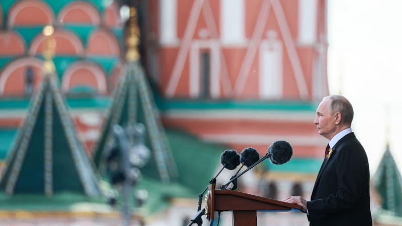 Hořký Den vítězství: Putin uvízl v pasti. Pomalá katastrofa se mu může vymstít, píší The Times