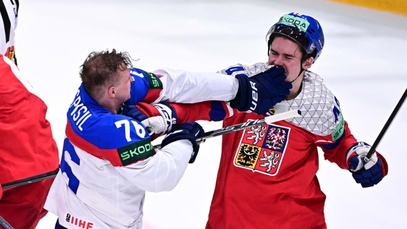 KOMENTÁŘ: Derby se Slováky? Krásný hokej, šarvátky i lišácká teč. Prokletí bratra pokračuje