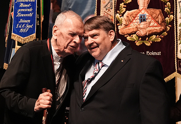 Dnešek je mírovou slavností, řekl na sudetském sjezdu bavorský premiér. Ocenili Uhdeho