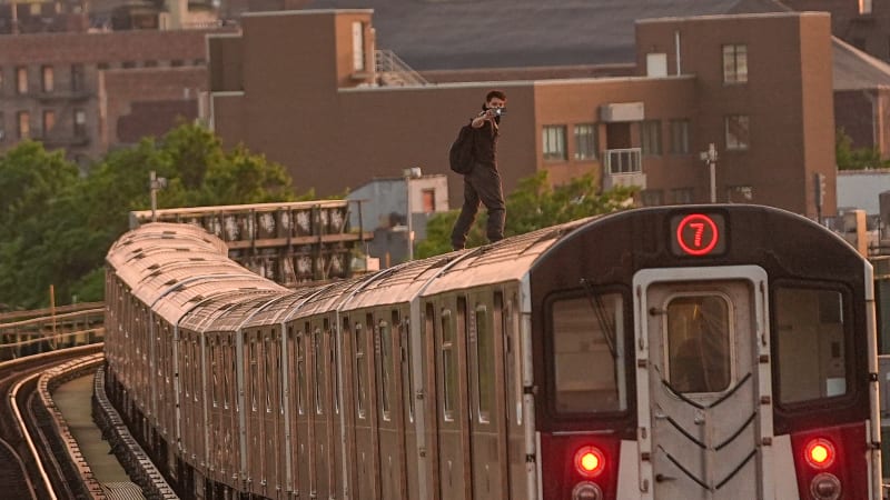 Při „surfování“ na metru zemřel v New Yorku 14letý chlapec. Jeho kamarád bojuje o život