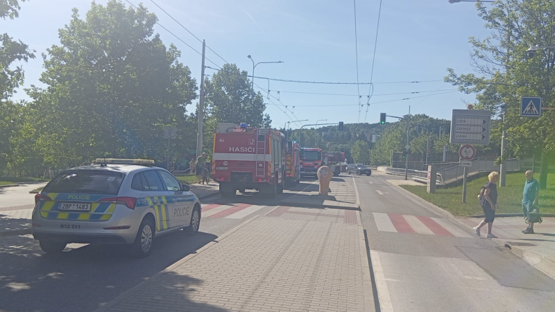 Požár obchodního centra v Brně: Hasiči museli evakuovat padesát lidí