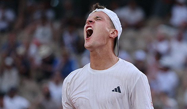Menšík po kanárovi parádně ožil a je v osmifinále Roland Garros. Muchová končí