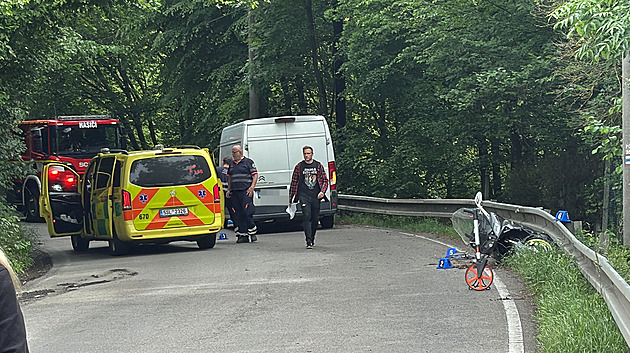 Motorkář zahynul při nehodě u Prahy, srazil se s dodávkou