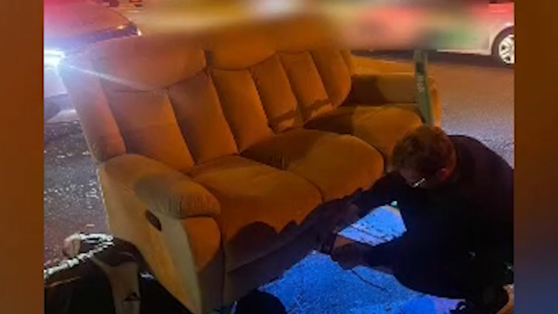 Na gauči brázdili ulice Bratislavy. Bizarní jízdu mladíků zachytilo video, měli i vlastní SPZ