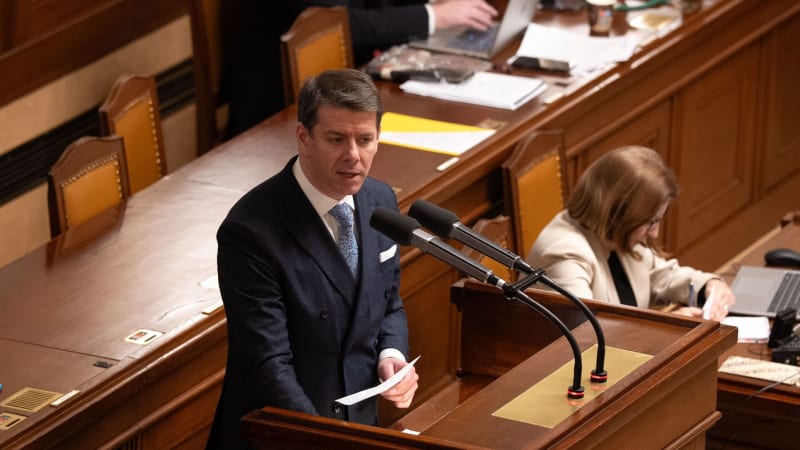 Opozice plísní Schillerovou kvůli rozpočtu. Už i levičák Zeman vás má dost, rýpl si Skopeček